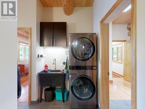 6-10289 Finn Bay Rd, Powell River, BC - Indoor Photo Showing Laundry Room