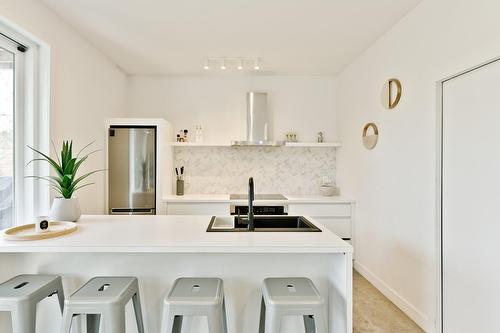 Kitchen - 145 Ch. Hivernon, Sutton, QC - Indoor Photo Showing Kitchen