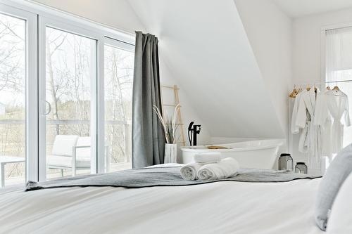 Bedroom - 145 Ch. Hivernon, Sutton, QC - Indoor Photo Showing Bedroom