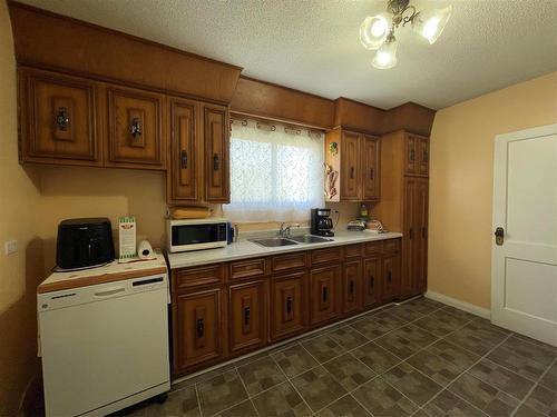 280 2Nd Avenue, Swan River, MB - Indoor Photo Showing Kitchen With Double Sink