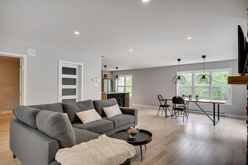 Living room - 416 Ch. De Montfort, Piedmont, QC - Indoor Photo Showing Living Room