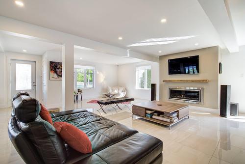 Salon - 11 Rue Dupuis, Saint-Jacques, QC - Indoor Photo Showing Living Room With Fireplace