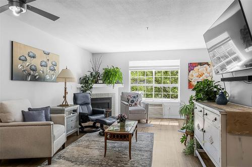 202-554 Seymour Street, Kamloops, BC - Indoor Photo Showing Living Room