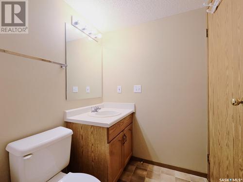 101 114 Third Avenue E, Rosetown, SK - Indoor Photo Showing Bathroom