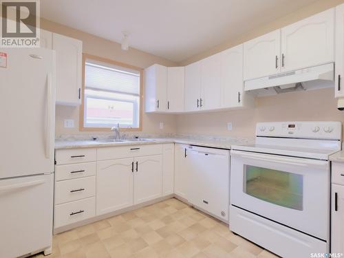 101 114 Third Avenue E, Rosetown, SK - Indoor Photo Showing Kitchen