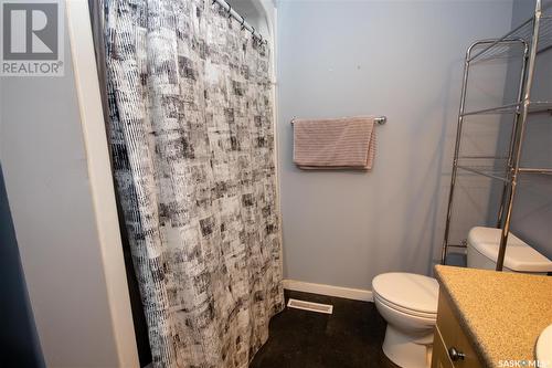 52 22Nd Street, Battleford, SK - Indoor Photo Showing Bathroom