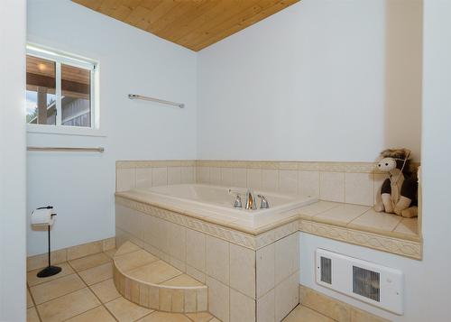 4452 Sleepy Hollow Road, Armstrong, BC - Indoor Photo Showing Bathroom