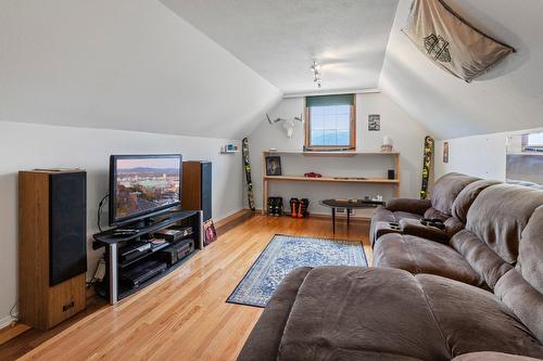 950 Hagey Road, Lister, BC - Indoor Photo Showing Living Room