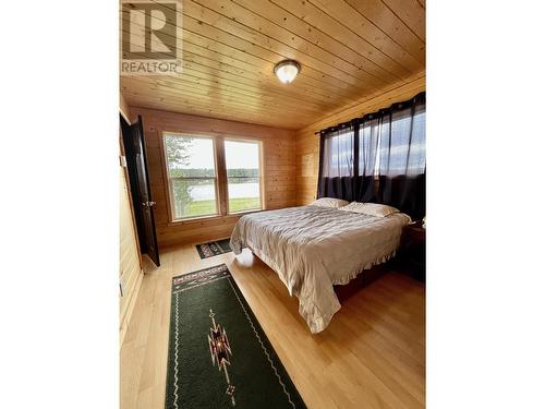 5574 Lakeside Court, 100 Mile House, BC - Indoor Photo Showing Bedroom