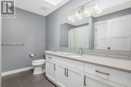 main bathroom - upper level - 313 Baldy Place, Vernon, BC - Indoor Photo Showing Bathroom