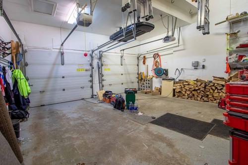 Garage - 49 Rue Des Arbres, Dollard-Des-Ormeaux, QC - Indoor Photo Showing Garage