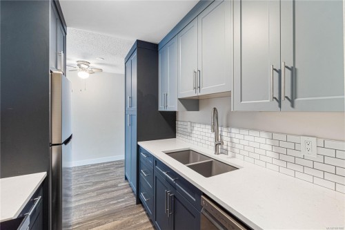 213-2815 Departure Bay Rd, Nanaimo, BC - Indoor Photo Showing Kitchen With Double Sink