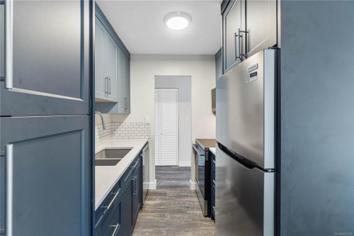 213-2815 Departure Bay Rd, Nanaimo, BC - Indoor Photo Showing Kitchen With Double Sink