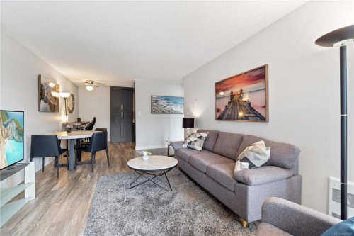 213-2815 Departure Bay Rd, Nanaimo, BC - Indoor Photo Showing Living Room