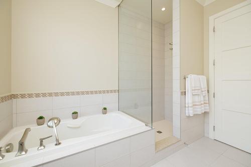 Intergenerational - 22 Place Madison, Hudson, QC - Indoor Photo Showing Bathroom