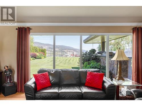 11640 Rogers Road, Lake Country, BC - Indoor Photo Showing Living Room