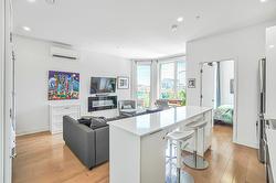 PH4-2100 Boul. St-Laurent  Montréal (Ville-Marie), QC H2X 0E4