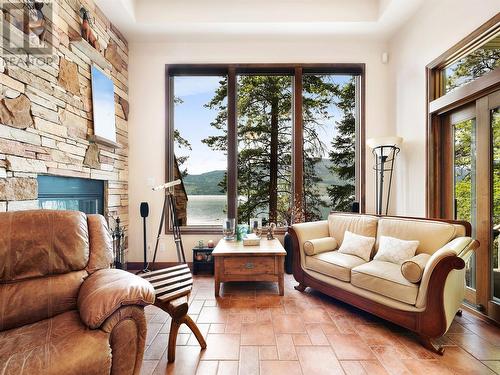 9900 Eastside Road Unit# 9, Vernon, BC - Indoor Photo Showing Living Room With Fireplace