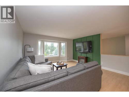 2224 Linea Crescent, Lumby, BC - Indoor Photo Showing Living Room
