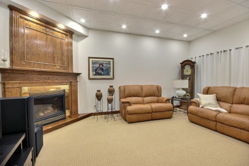 Salle familiale - 60 Av. Victor, Rouyn-Noranda, QC - Indoor With Fireplace
