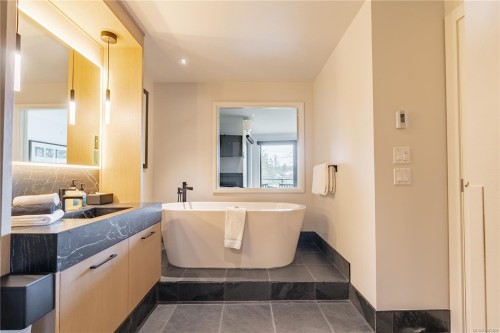 204-596 Marine Dr, Ucluelet, BC - Indoor Photo Showing Bathroom