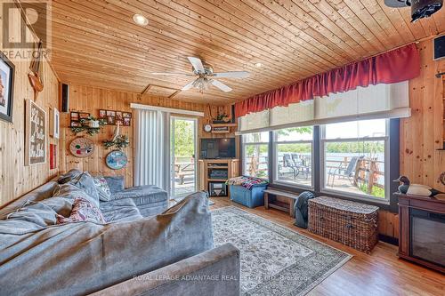 832 Klon Lane, Leeds And The Thousand Islands, ON - Indoor Photo Showing Living Room