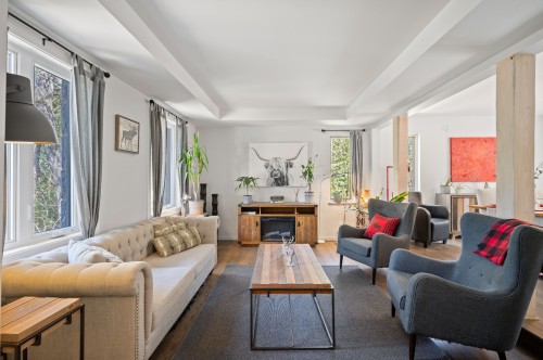 Salon - 153Z Route 323, Brébeuf, QC 