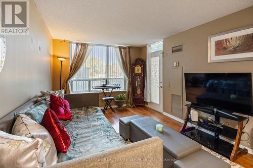 101 - 9 Northern Heights Drive, Richmond Hill, ON - Indoor Photo Showing Living Room