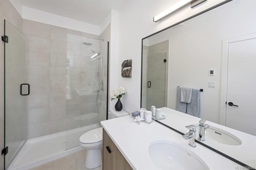 10-2330 Sooke Rd, Colwood, BC - Indoor Photo Showing Bathroom