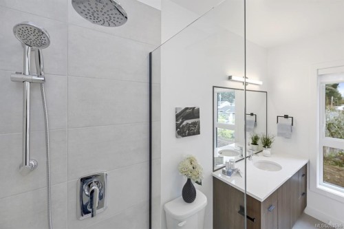 10-2330 Sooke Rd, Colwood, BC - Indoor Photo Showing Bathroom