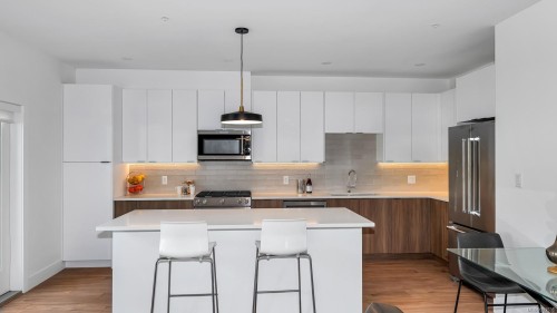 10-2330 Sooke Rd, Colwood, BC - Indoor Photo Showing Kitchen With Upgraded Kitchen