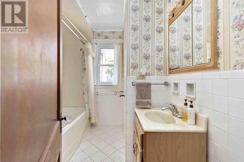 728-730 Wellington St E, Sault Ste. Marie, ON - Indoor Photo Showing Bathroom