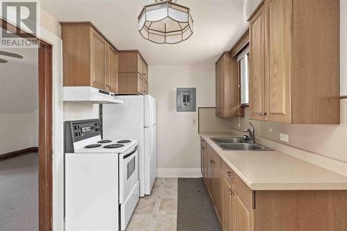 728-730 Wellington St E, Sault Ste. Marie, ON - Indoor Photo Showing Kitchen With Double Sink