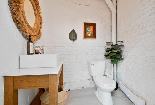 Powder room - 205  - 215 Av. St-Denis, Saint-Lambert, QC - Indoor Photo Showing Bathroom