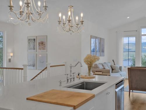 10290 Columbia Way, Vernon, BC - Indoor Photo Showing Kitchen