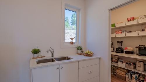 10290 Columbia Way, Vernon, BC - Indoor Photo Showing Other Room