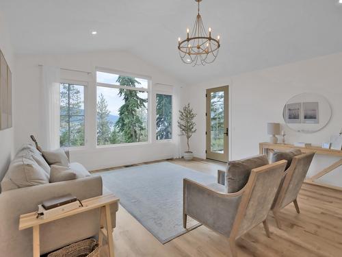 10290 Columbia Way, Vernon, BC - Indoor Photo Showing Living Room