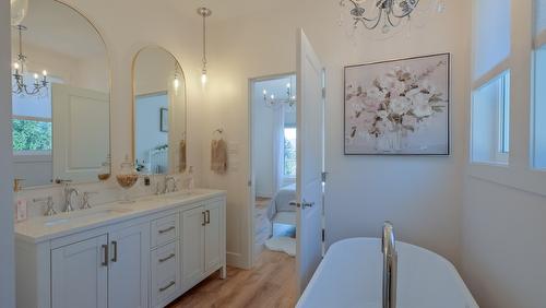 10290 Columbia Way, Vernon, BC - Indoor Photo Showing Bathroom
