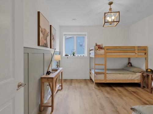 10290 Columbia Way, Vernon, BC - Indoor Photo Showing Bedroom