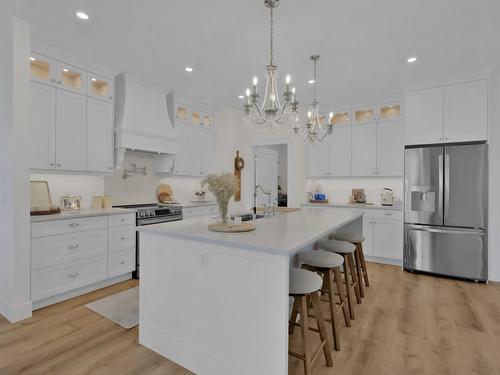 10290 Columbia Way, Vernon, BC - Indoor Photo Showing Kitchen With Upgraded Kitchen