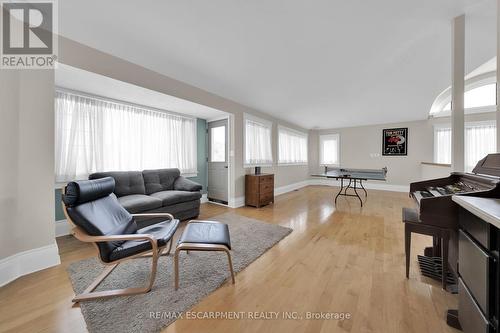 550 Beach Boulevard, Hamilton, ON - Indoor Photo Showing Living Room