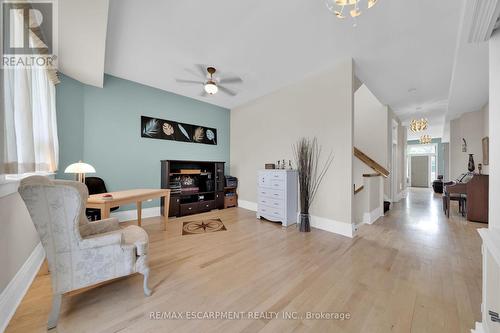 550 Beach Boulevard, Hamilton, ON - Indoor Photo Showing Living Room