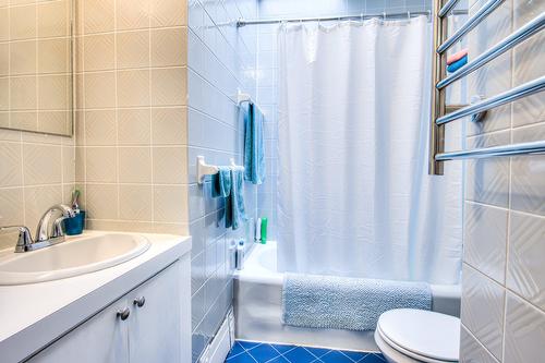 Bathroom - 15 Av. Dobie, Mont-Royal, QC - Indoor Photo Showing Bathroom