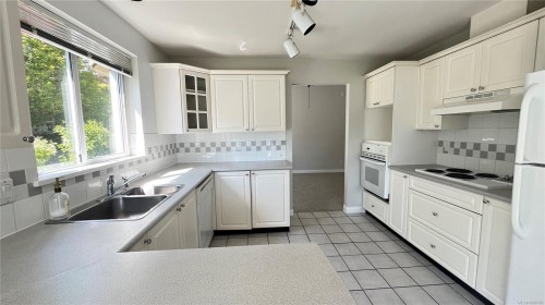 201-566 Stewart Ave, Nanaimo, BC - Indoor Photo Showing Kitchen With Double Sink