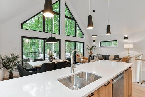 Photo aérienne - 3037 Rue De Huntingdon, Dunham, QC - Indoor Photo Showing Kitchen With Double Sink