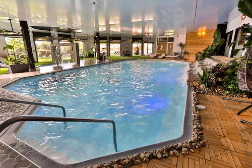Piscine - 706-1180 Ch. D'Aylmer, Gatineau (Aylmer), QC - Indoor Photo Showing Other Room With In Ground Pool