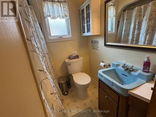 4 piece bath on main floor - 163 Johnston Street, Port Colborne (Killaly East), ON - Indoor Photo Showing Bathroom