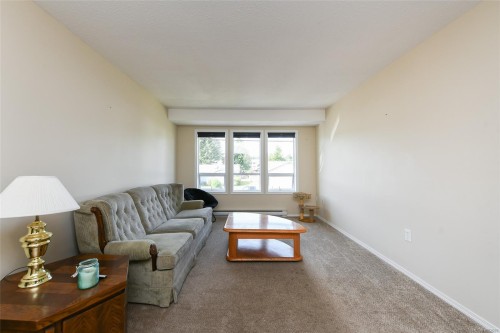A-2258 Tull Ave, Courtenay, BC - Indoor Photo Showing Living Room