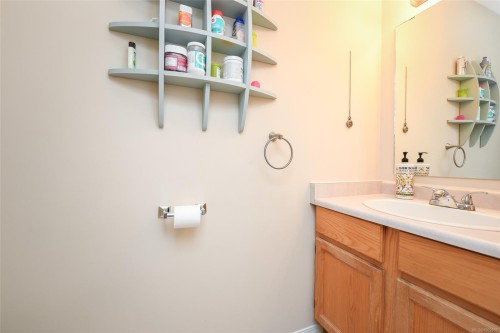 A-2258 Tull Ave, Courtenay, BC - Indoor Photo Showing Bathroom