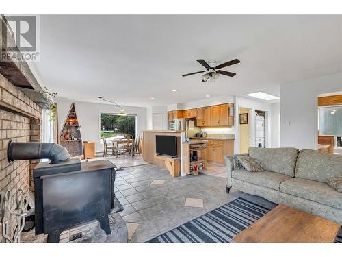 100 Mountain View Road, Summerland, BC - Indoor Photo Showing Living Room